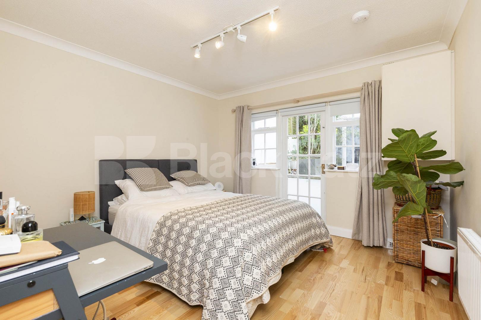 Stunning spacious two bed garden flat within a period house by Regents Park. Oval Road, Regents Park / Camden 